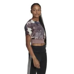 T-shirt Court à Imprimé Intégral Femme Adidas -T shirt Actif Boutique adidas hp0782 6 apparel on model walking view white