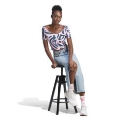 T-shirt Imprimé Femme Adidas Vibrant Crop -T shirt Actif Boutique adidas im2566 7 apparel on model walking view white