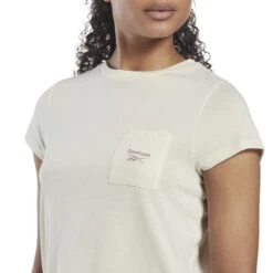 T-shirt Femme Reebok Identity Pocket -T shirt Actif Boutique reebok hk6797 5 apparel on model detail view 1 white