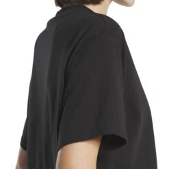 T-shirt Femme Reebok Classics Relaxed Fit -T shirt Actif Boutique reebok hs4722 6 apparel on model detail view 2 white